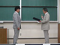 長澤吉則准教授へ「日本教育医学会 学会賞(論文)」賞状授与