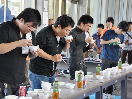 決勝戦は本荘うどん（早飲み食い大会）