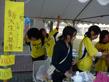 女子フットサル部模擬店の様子