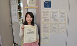 賞状を手にする筆者