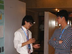 研究内容を説明する筆者