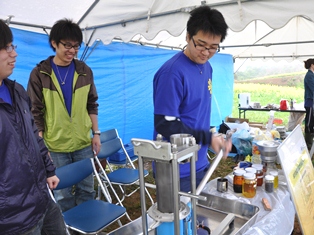 ナタネを絞って油を採る実演