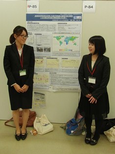 ポスターの前で記念撮影