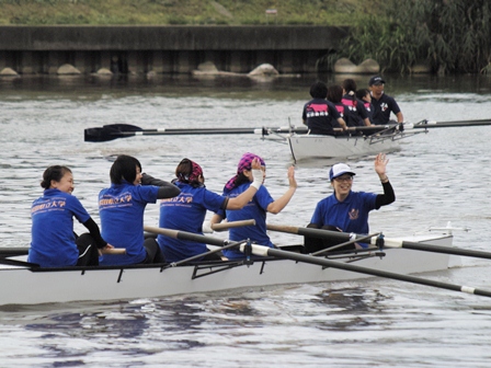 決勝戦を終え戻ってくる成年女子クルー