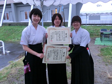 女子の部出場メンバーで記念撮影